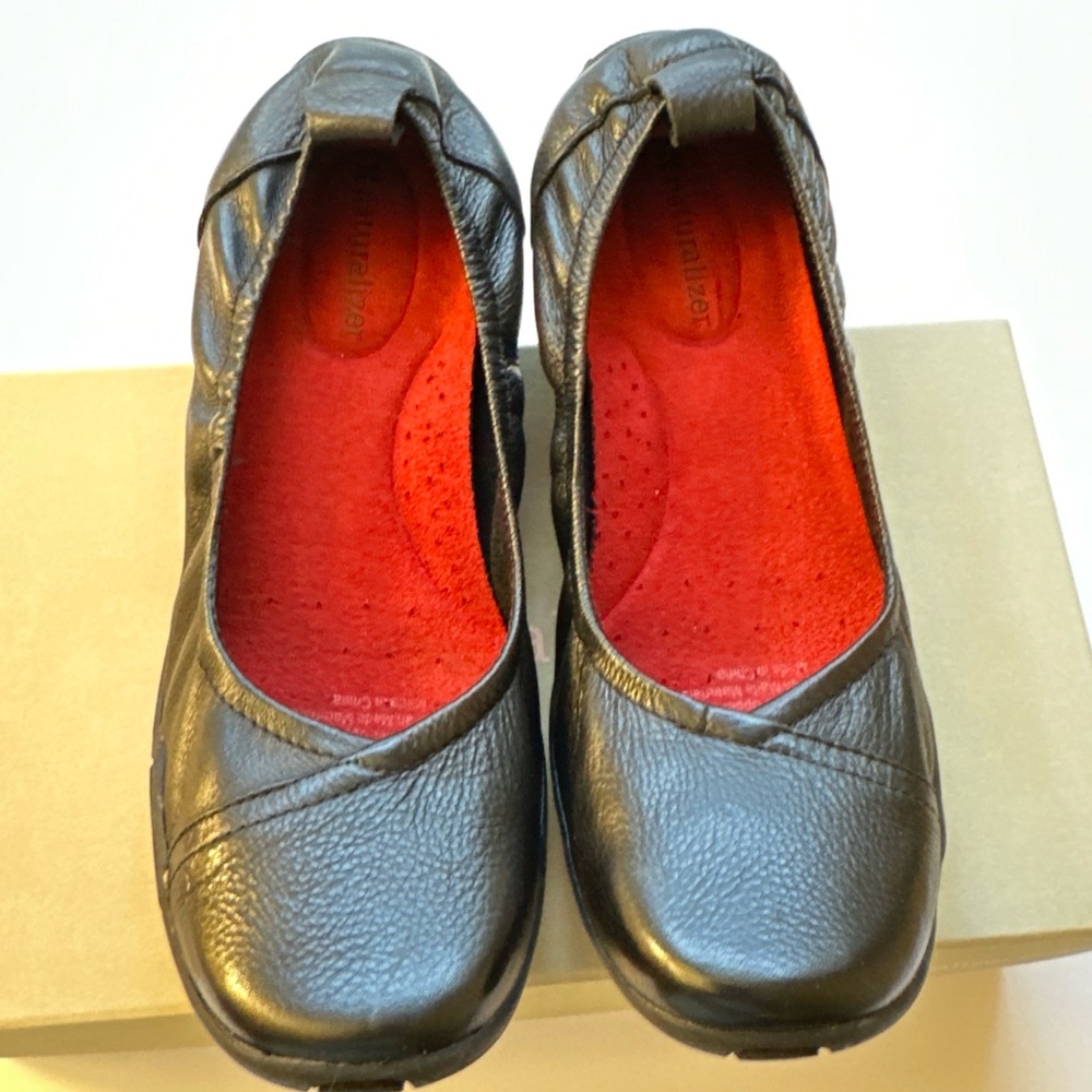 CRESTON by Naturalizer black leather flats
Women’s size 6 WW Double Wide